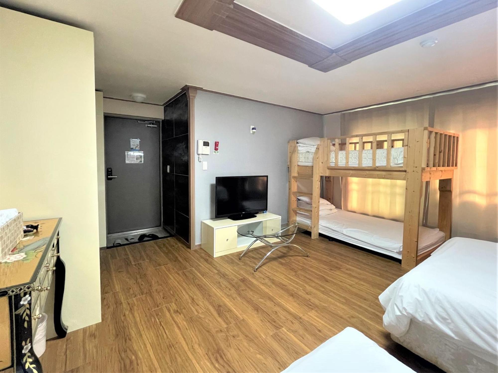 Hy Choi Hostel Seogwipo Dış mekan fotoğraf